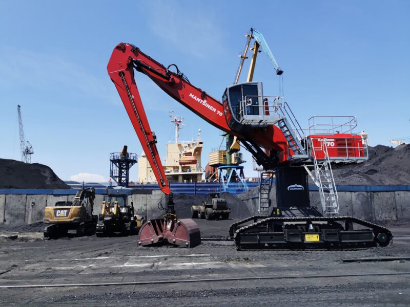 В порту Приморья запущены в работу 3 перегружателя Mantsinen 70R